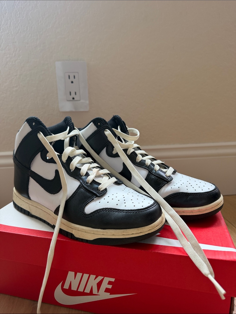 Nike Women’s Dunk High white/black coconut milk size 7